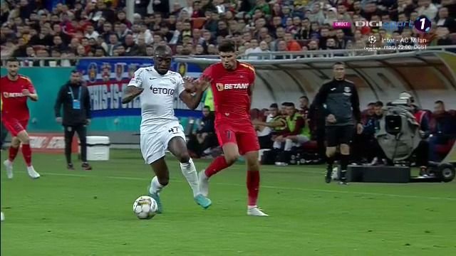 Faza zilei în FCSB - CFR Cluj! Kolinger a vrut să intre prin alunecare la Coman, dar l-a luat ”pe sus” pe propriul coleg_11