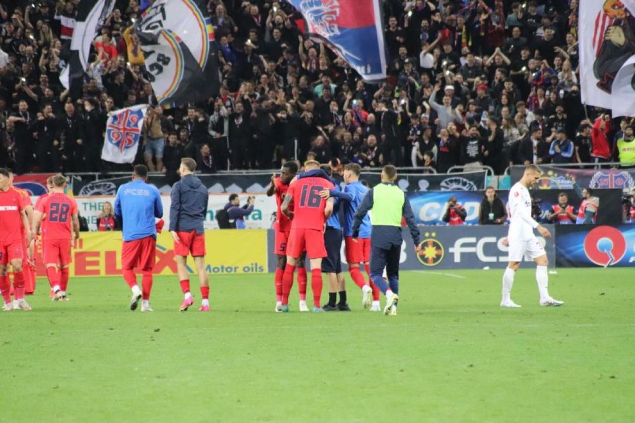 Dawa a făcut spectacol pe gazon după fluierul final al meciului cu CFR! Cum au sărbătorit „roș-albaștrii” victoria cu ardelenii_9