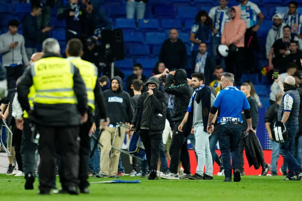 Incidente teribile la Barcelona! Jucătorii catalani au fugit la vestiar, după ce fanii lui Espanyol au sărit din tribune să-i bată&nbsp;