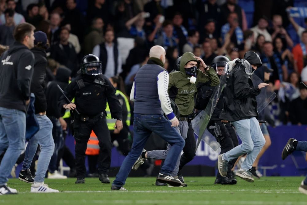Incidente teribile la Barcelona! Jucătorii catalani au fugit la vestiar, după ce fanii lui Espanyol au sărit din tribune să-i bată _4