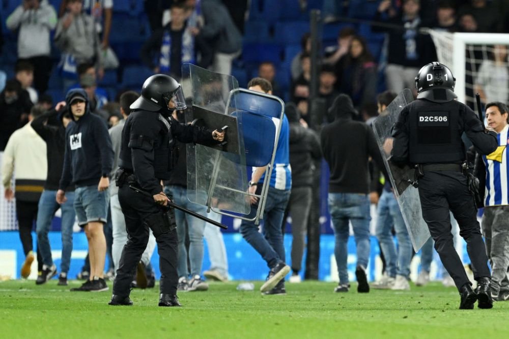 Incidente teribile la Barcelona! Jucătorii catalani au fugit la vestiar, după ce fanii lui Espanyol au sărit din tribune să-i bată _10