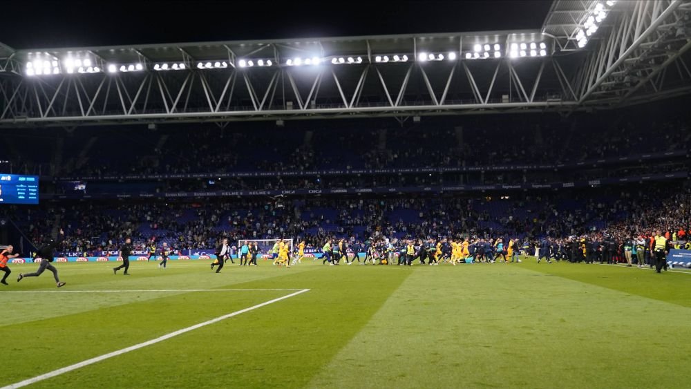 Incidente teribile la Barcelona! Jucătorii catalani au fugit la vestiar, după ce fanii lui Espanyol au sărit din tribune să-i bată _15