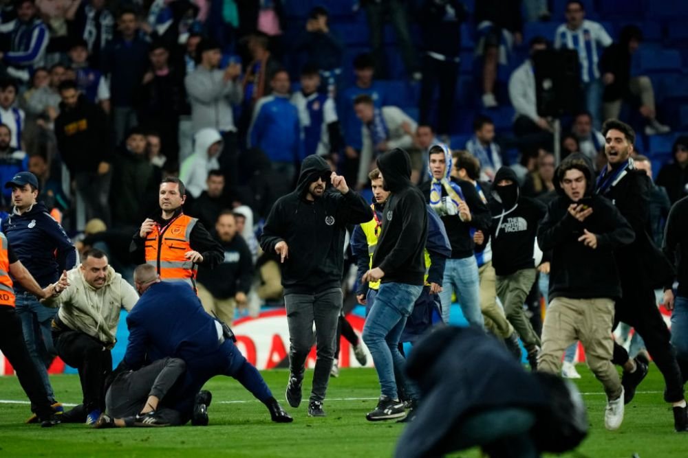 Incidentele de la Barcelona nu s-au încheiat pe teren! Busquets și Araujo s-au bătut cu fanii lui Espanyol și la vestiar_5