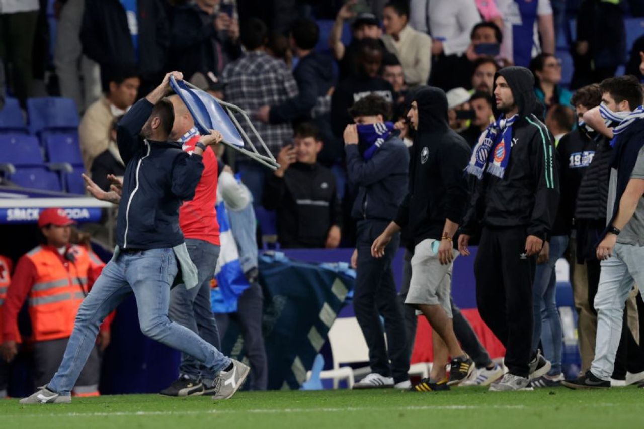 Incidentele de la Barcelona nu s-au încheiat pe teren! Busquets și Araujo s-au bătut cu fanii lui Espanyol și la vestiar_9