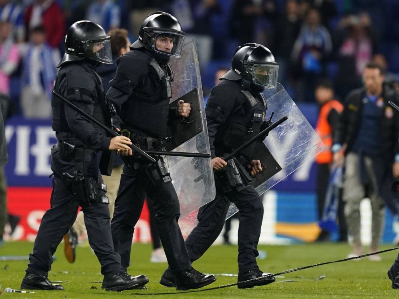 Incidentele de la Barcelona nu s-au încheiat pe teren! Busquets și Araujo s-au bătut cu fanii lui Espanyol și la vestiar_14
