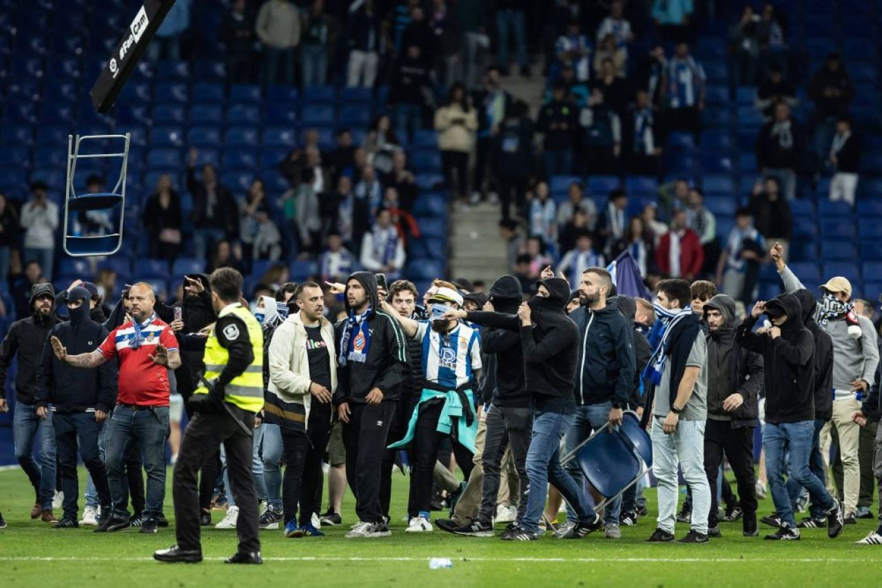 Incidentele de la Barcelona nu s-au încheiat pe teren! Busquets și Araujo s-au bătut cu fanii lui Espanyol și la vestiar_17