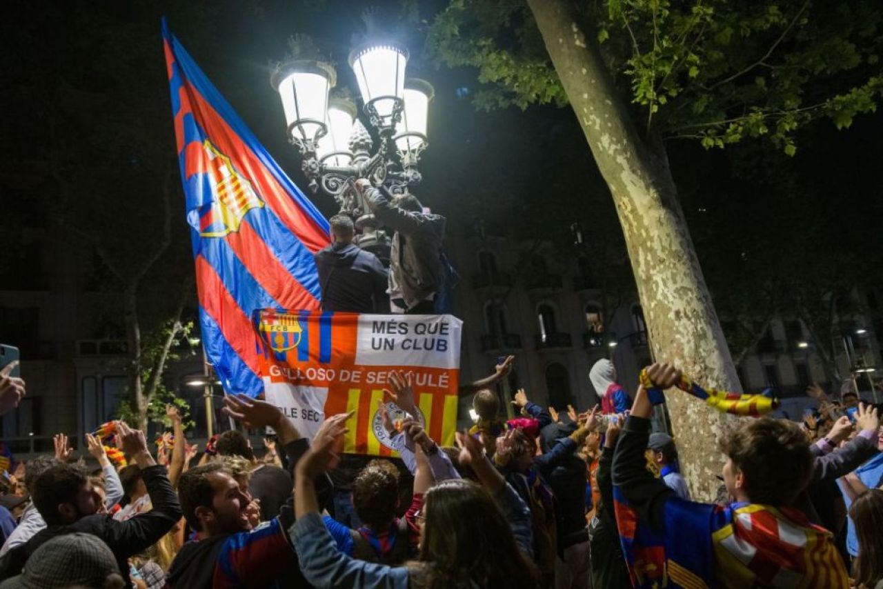 Lionel Messi nu a fost uitat la sărbătoarea Barcelonei! Fanii i-au scandat numele + reacția genială din vestiar a jucătorilor _1