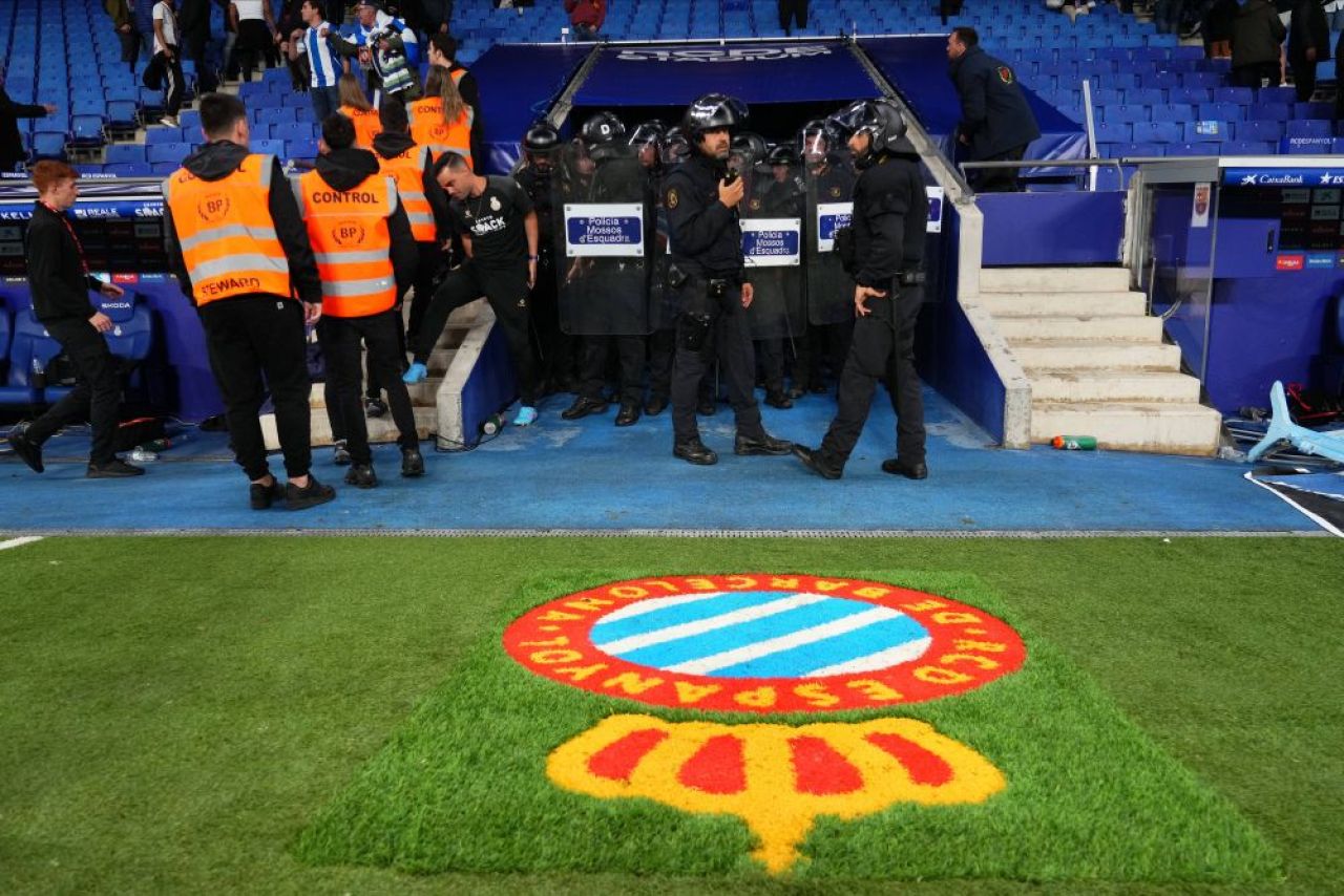 Cine sunt ultrașii lui Espanyol care au sărit să-i bată pe jucătorii Barcelonei și ce mesaj au primit la pauză Xavi&Co_1