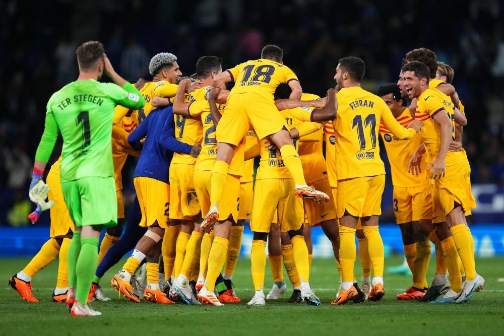 Cine sunt ultrașii lui Espanyol care au sărit să-i bată pe jucătorii Barcelonei și ce mesaj au primit la pauză Xavi&Co_3
