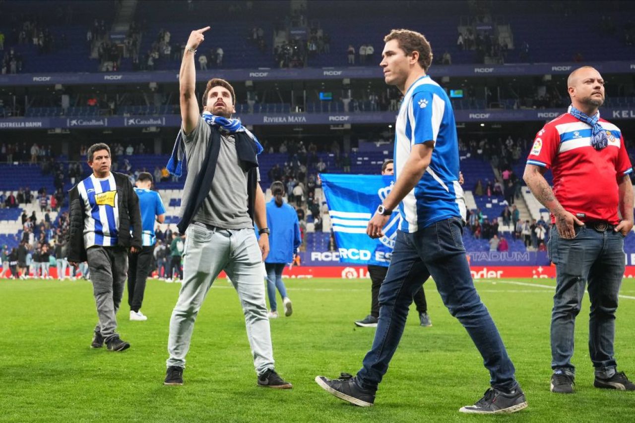 Cine sunt ultrașii lui Espanyol care au sărit să-i bată pe jucătorii Barcelonei și ce mesaj au primit la pauză Xavi&Co_4