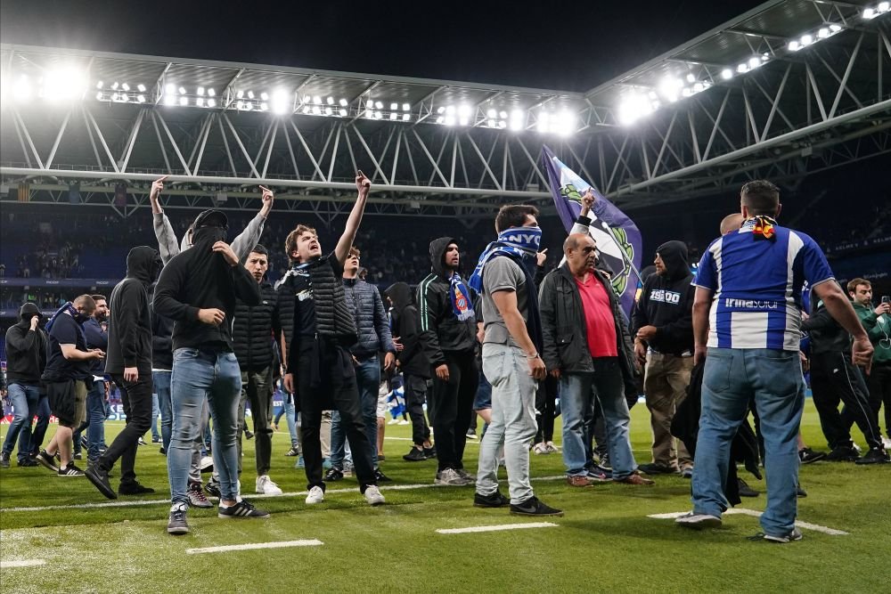 Cine sunt ultrașii lui Espanyol care au sărit să-i bată pe jucătorii Barcelonei și ce mesaj au primit la pauză Xavi&Co_7