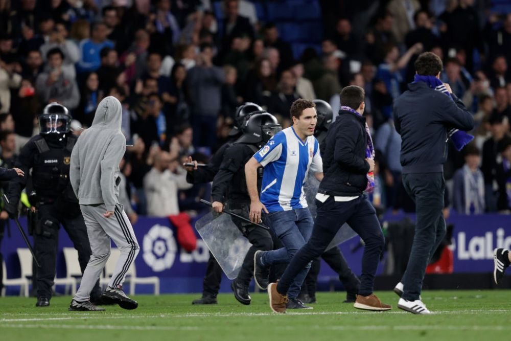 Cine sunt ultrașii lui Espanyol care au sărit să-i bată pe jucătorii Barcelonei și ce mesaj au primit la pauză Xavi&Co_9