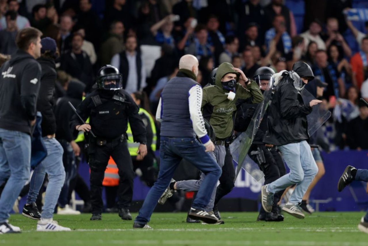 Cine sunt ultrașii lui Espanyol care au sărit să-i bată pe jucătorii Barcelonei și ce mesaj au primit la pauză Xavi&Co_10