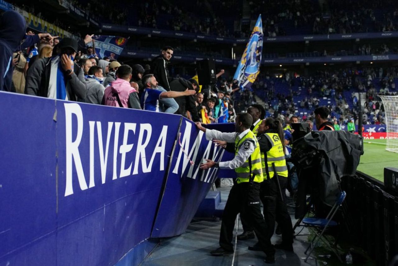 Cine sunt ultrașii lui Espanyol care au sărit să-i bată pe jucătorii Barcelonei și ce mesaj au primit la pauză Xavi&Co_12