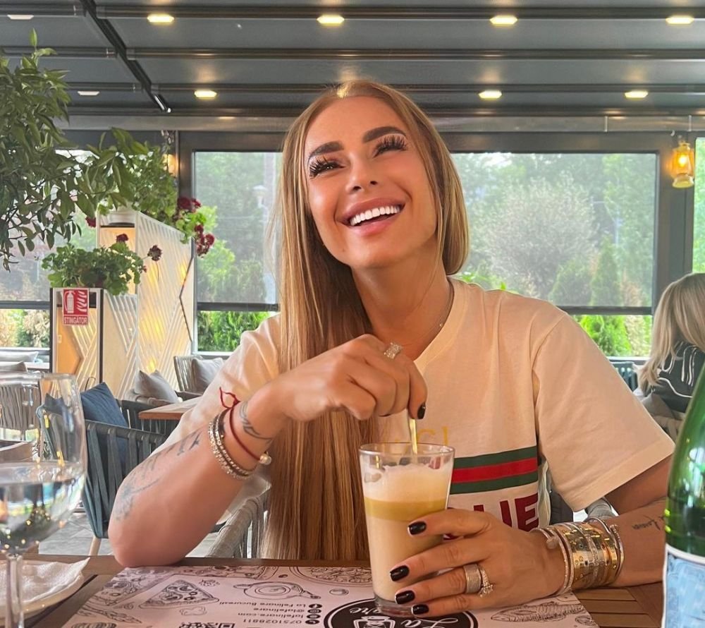 Anamaria Prodan a făcut senzație în trafic! A renunțat la haine și a atras toate privirile_47