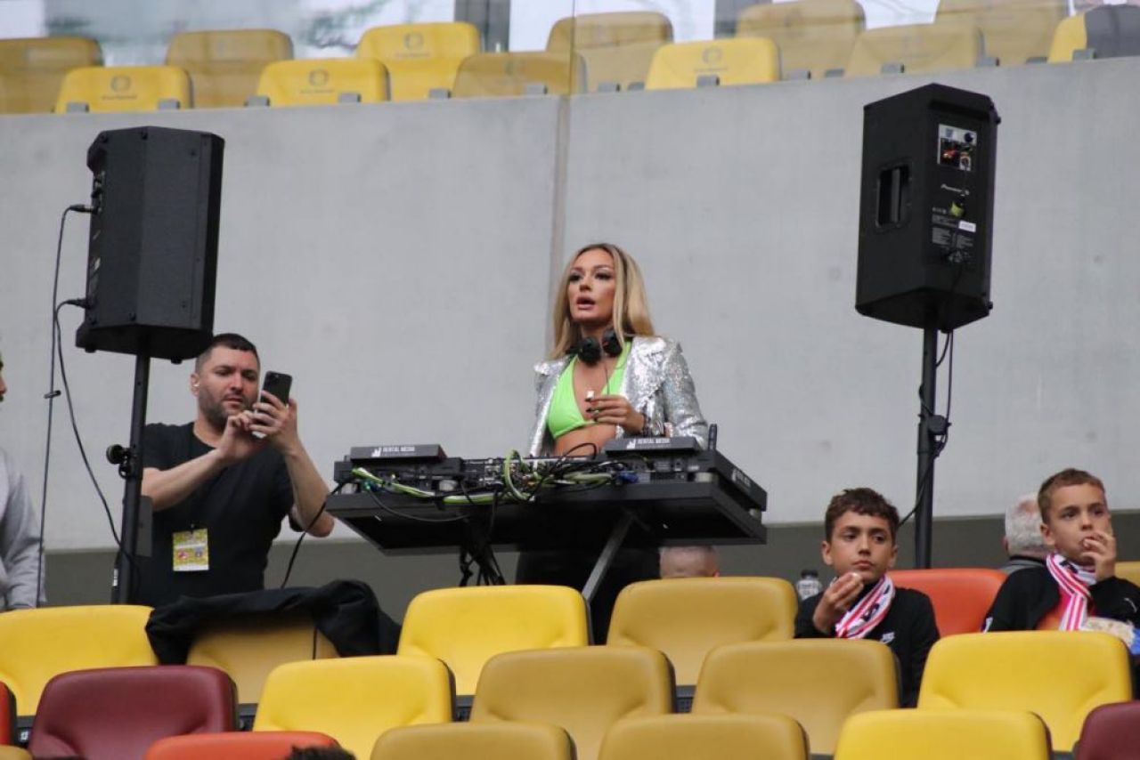 Le-a dat bătaie DJ Vasile! Apariția sexy care a întreținut atmosfera în Dinamo - Steaua 3-0_5