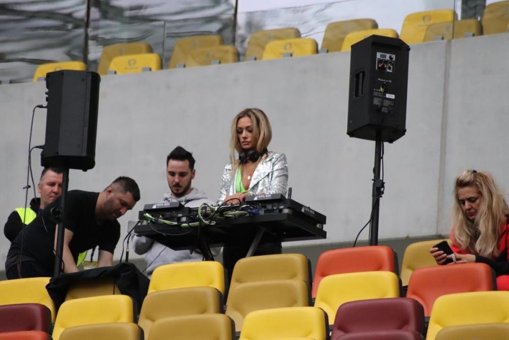 Le-a dat bătaie DJ Vasile! Apariția sexy care a întreținut atmosfera în Dinamo - Steaua 3-0_2