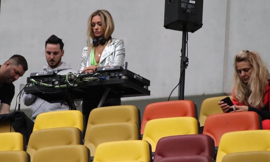 Le-a dat bătaie DJ Vasile! Apariția sexy care a întreținut atmosfera în Dinamo - Steaua 3-0_4
