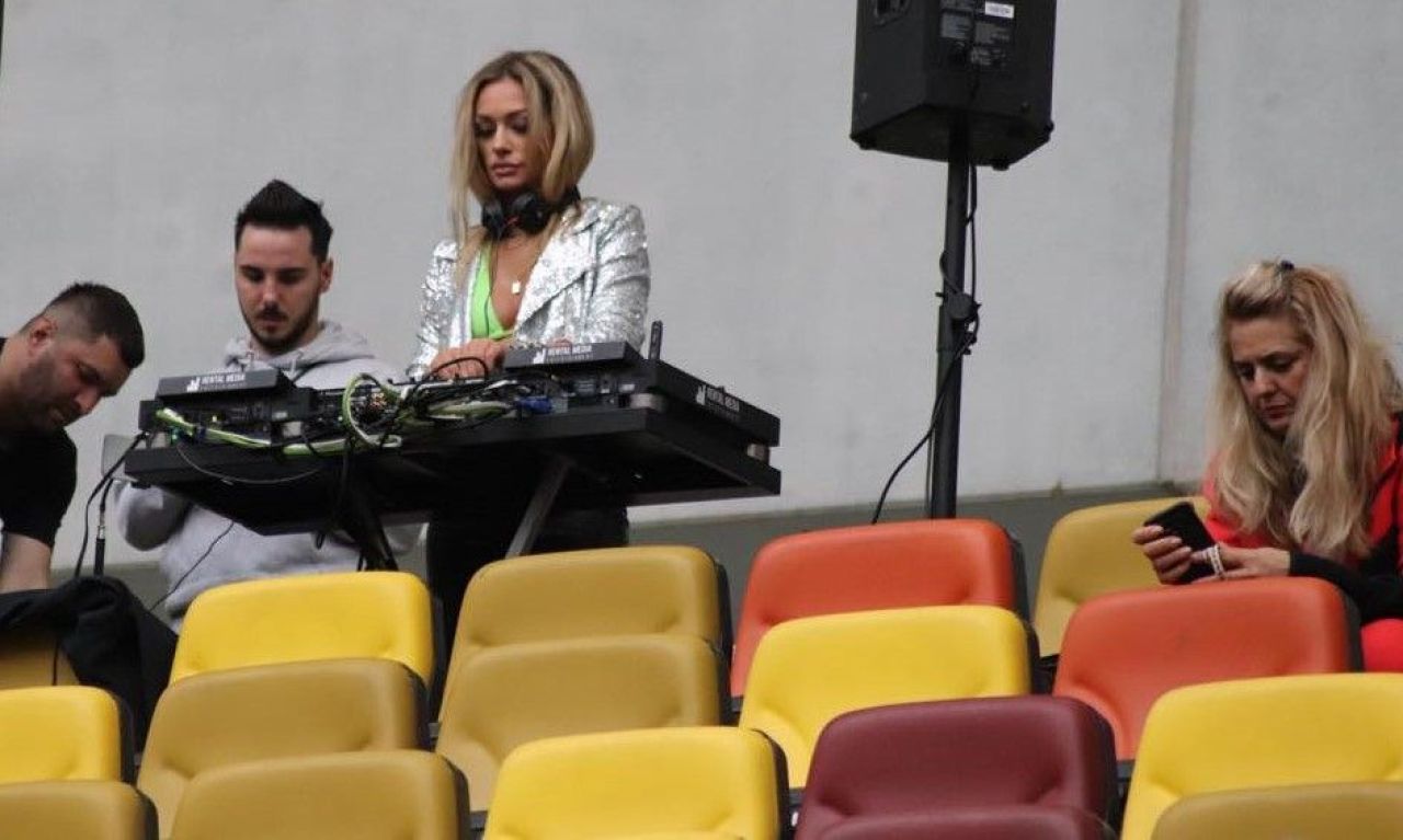Le-a dat bătaie DJ Vasile! Apariția sexy care a întreținut atmosfera în Dinamo - Steaua 3-0_4