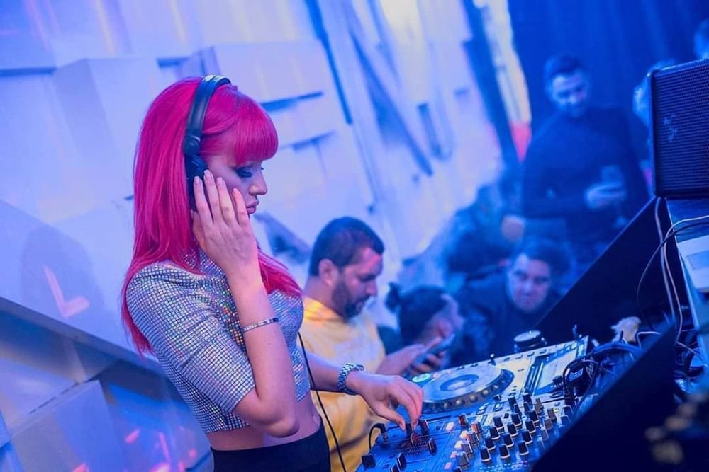 Le-a dat bătaie DJ Vasile! Apariția sexy care a întreținut atmosfera în Dinamo - Steaua 3-0_9