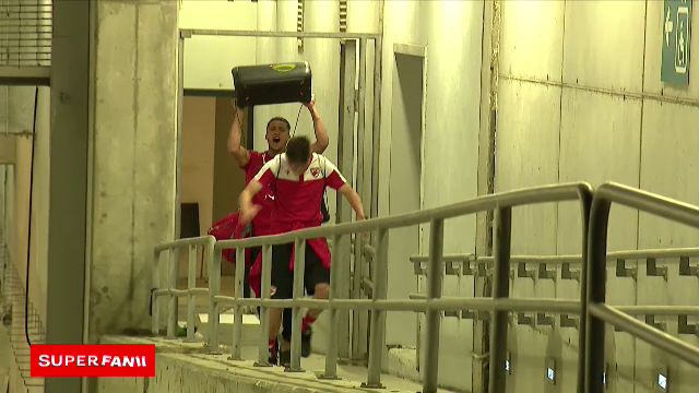 Suporterii lui Dinamo au completat perfect atmosfera de derby! Cele mai tari reacții de la stadion: