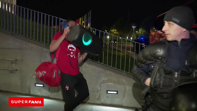 Suporterii lui Dinamo au completat perfect atmosfera de derby! Cele mai tari reacții de la stadion: 