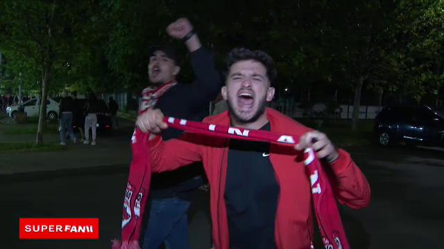 Suporterii lui Dinamo au completat perfect atmosfera de derby! Cele mai tari reacții de la stadion: 
