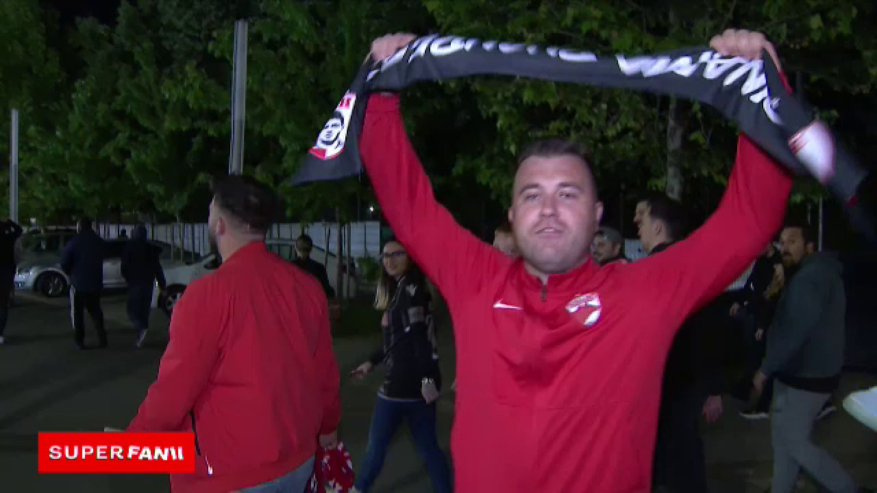 Suporterii lui Dinamo au completat perfect atmosfera de derby! Cele mai tari reacții de la stadion: