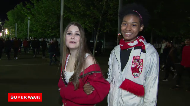 Suporterii lui Dinamo au completat perfect atmosfera de derby! Cele mai tari reacții de la stadion: 