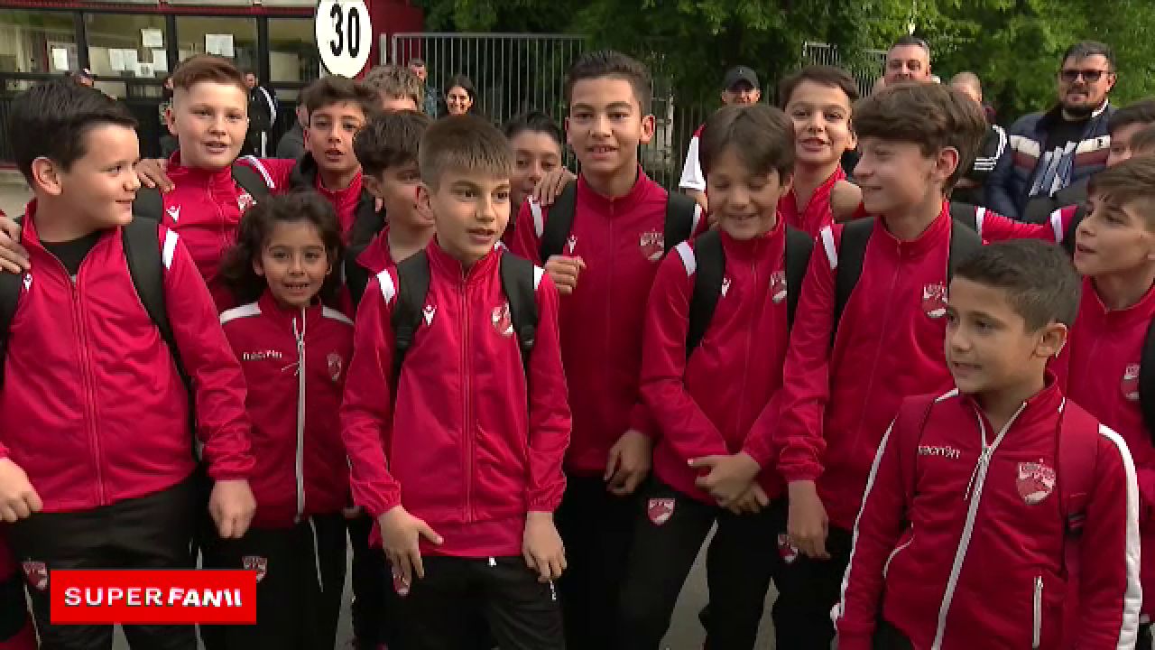 Suporterii lui Dinamo au completat perfect atmosfera de derby! Cele mai tari reacții de la stadion: