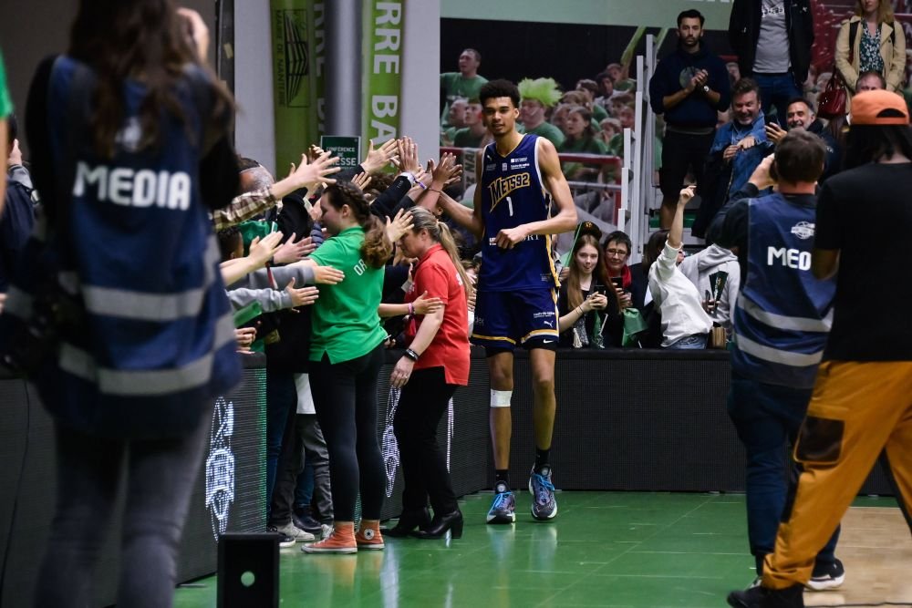 El este Victor Wembanyama, numărul 1 din draftul NBA pe 2023: are 2,21 metri și 55 la picior la 19 ani! LeBron James: ”E extraterestru”_14