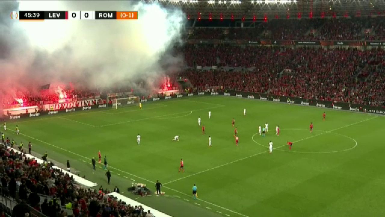 Nebunie la Leverkusen! Jose Mourinho i-a cerut arbitrului să oprească partida. Arde „BayArena”_11