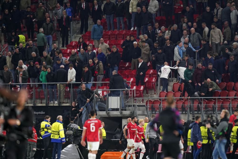 Incidente violente la Alkmaar! Fanii gazdelor au sărit să-i bată pe apropiații celor de la West Ham: 