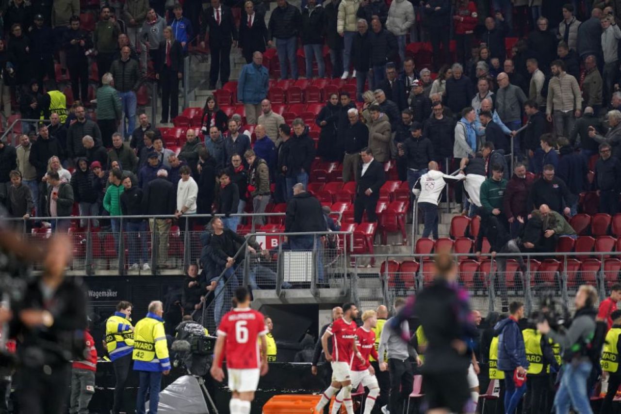 Incidente violente la Alkmaar! Fanii gazdelor au sărit să-i bată pe apropiații celor de la West Ham: