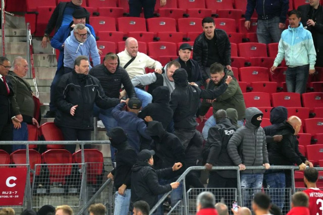 Incidente violente la Alkmaar! Fanii gazdelor au sărit să-i bată pe apropiații celor de la West Ham: