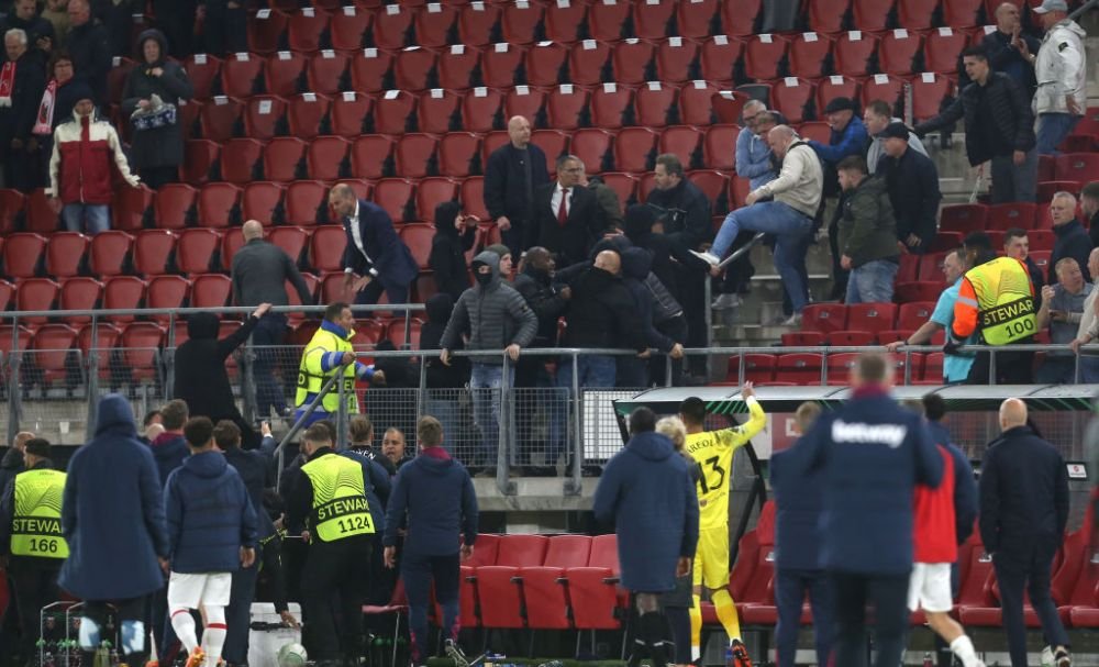 Incidente violente la Alkmaar! Fanii gazdelor au sărit să-i bată pe apropiații celor de la West Ham: 