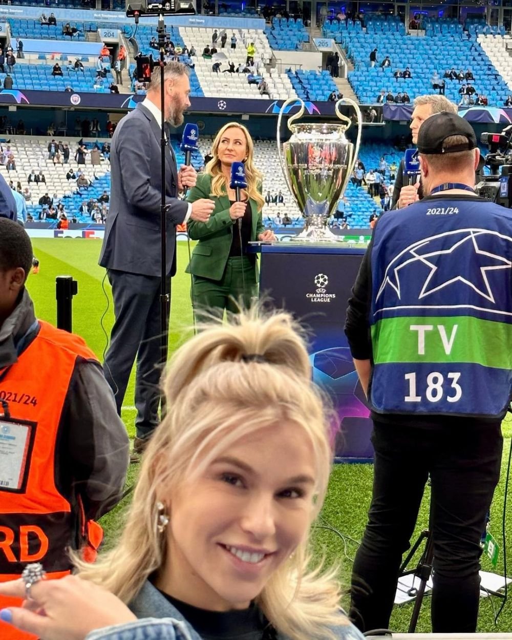 O vedetă din România, suporter de lux la Manchester City - Real Madrid! A fost surprinsă la TV, la finalul partidei_4