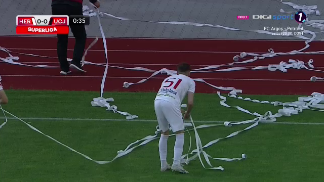 Nebunie la Sibiu! Arbitrul a oprit meciul după 30 de secunde. Ce au făcut fanii_4