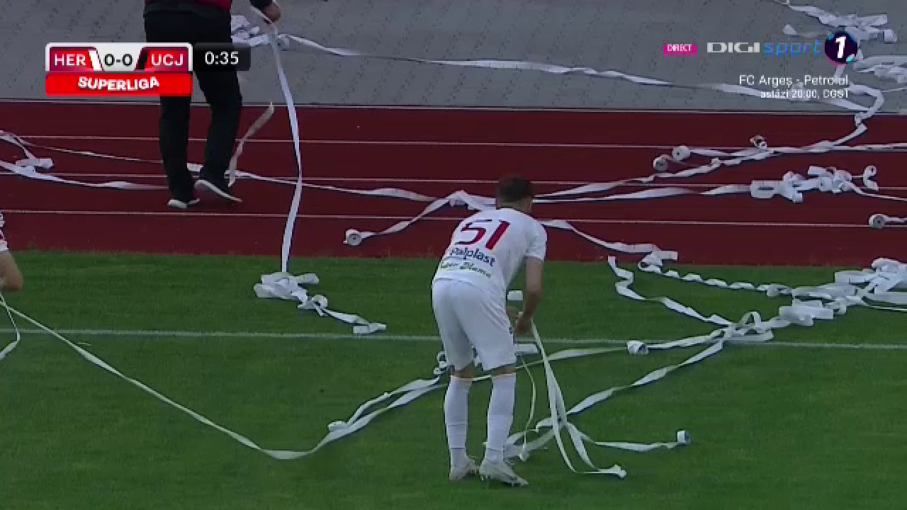 Nebunie la Sibiu! Arbitrul a oprit meciul după 30 de secunde. Ce au făcut fanii_4