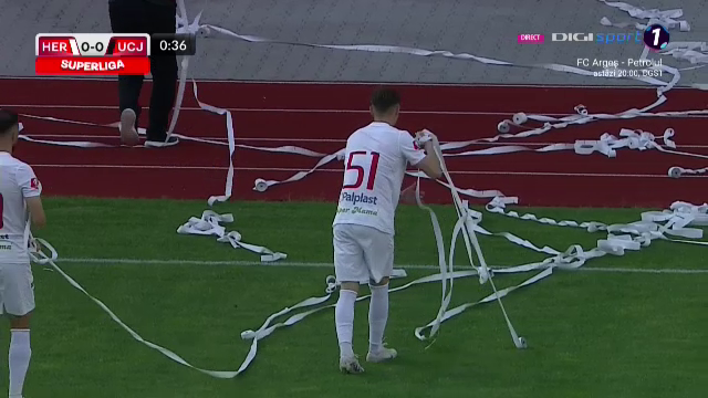 Nebunie la Sibiu! Arbitrul a oprit meciul după 30 de secunde. Ce au făcut fanii_5