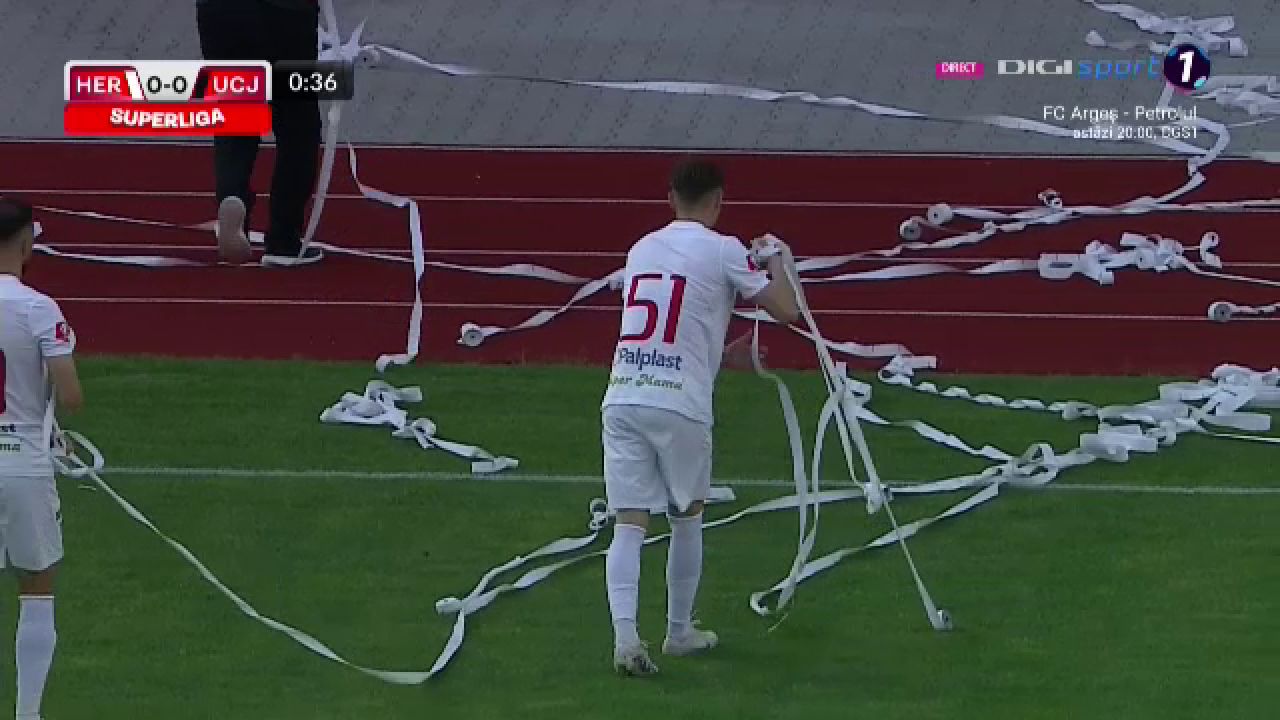 Nebunie la Sibiu! Arbitrul a oprit meciul după 30 de secunde. Ce au făcut fanii_5