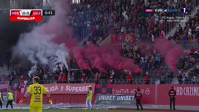 Nebunie la Sibiu! Arbitrul a oprit meciul după 30 de secunde. Ce au făcut fanii_9