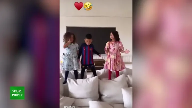 Fiul lui Cristiano Ronaldo, filmat &icirc;mbrăcat &icirc;n echipamentul Barcelonei: imaginile s-au viralizat instant