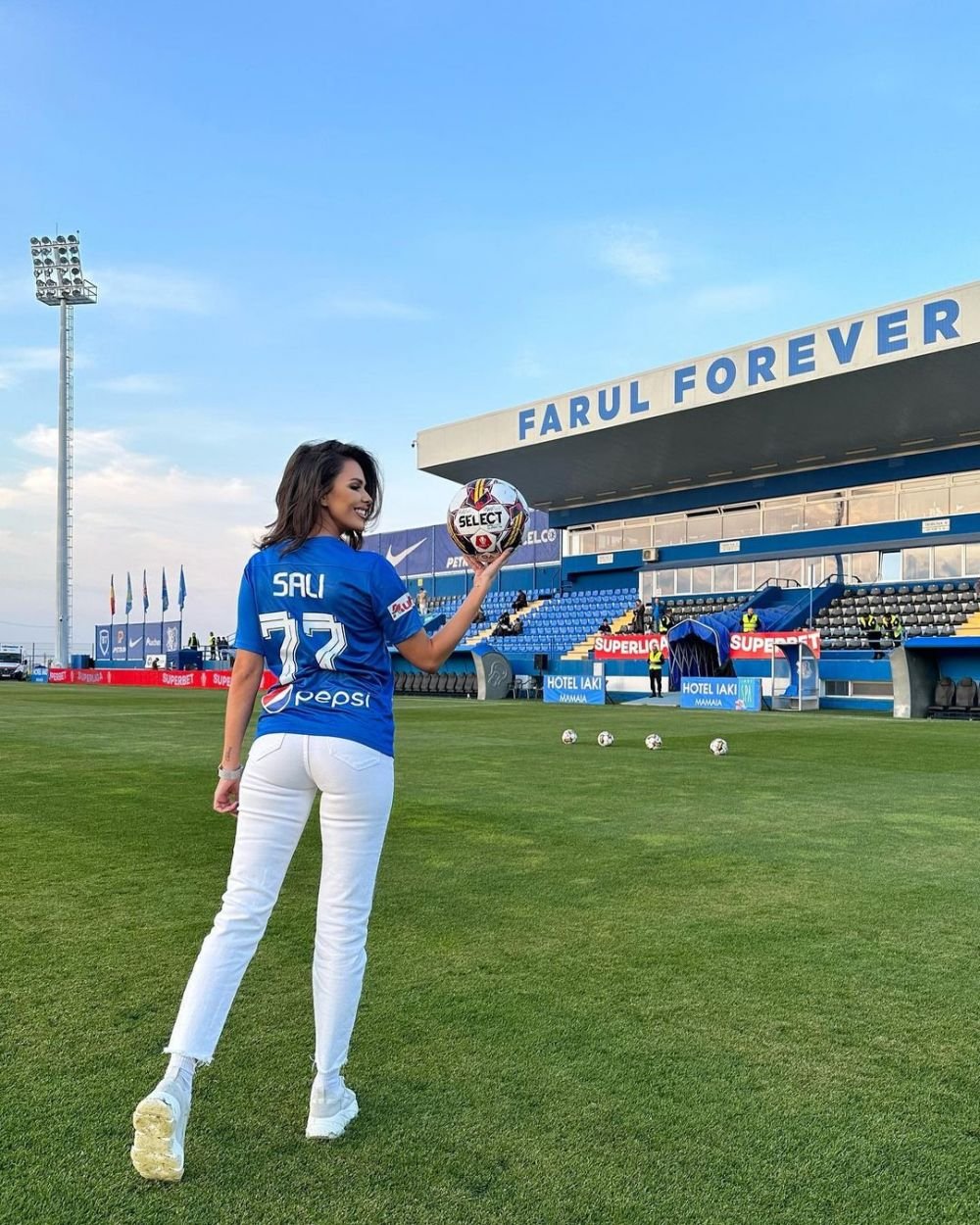 Cea mai focoasă fană a Farului oferă două bilete la meciul cu FCSB! Condiția: o vacanță de lux în Mykonos_26