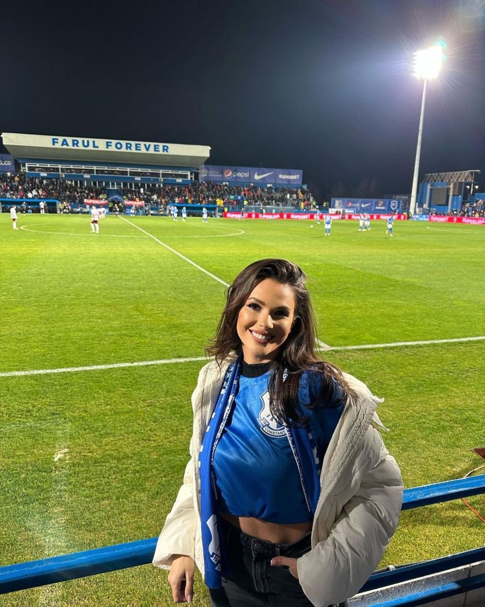 Cea mai focoasă fană a Farului oferă două bilete la meciul cu FCSB! Condiția: o vacanță de lux în Mykonos_45