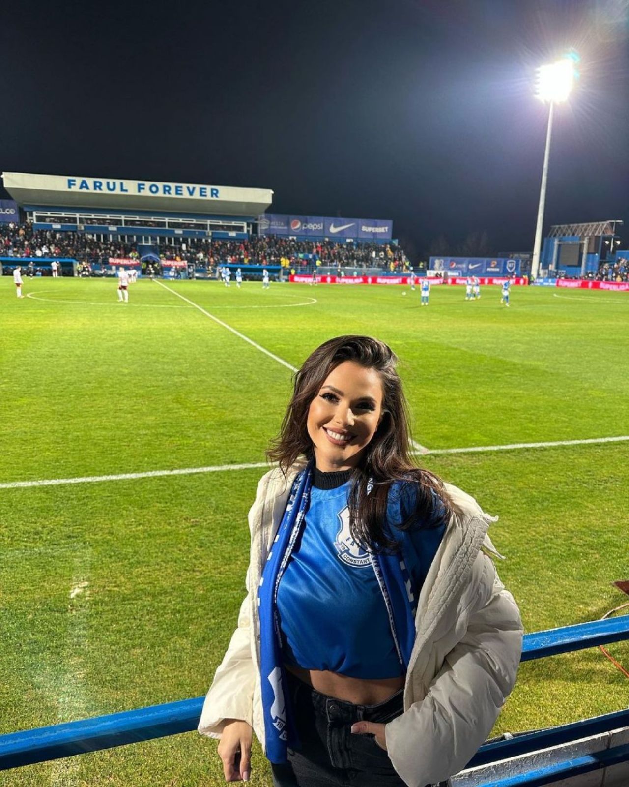 Cea mai focoasă fană a Farului oferă două bilete la meciul cu FCSB! Condiția: o vacanță de lux în Mykonos_45