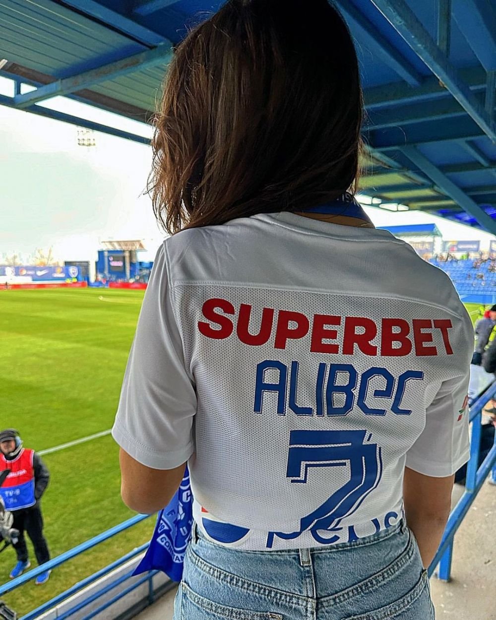 Cea mai focoasă fană a Farului oferă două bilete la meciul cu FCSB! Condiția: o vacanță de lux în Mykonos_47