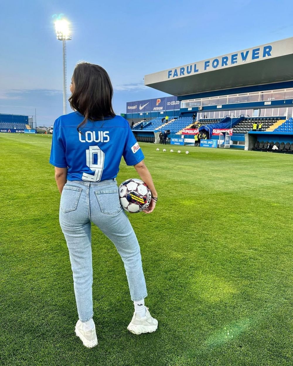 Cea mai focoasă fană a Farului oferă două bilete la meciul cu FCSB! Condiția: o vacanță de lux în Mykonos_57
