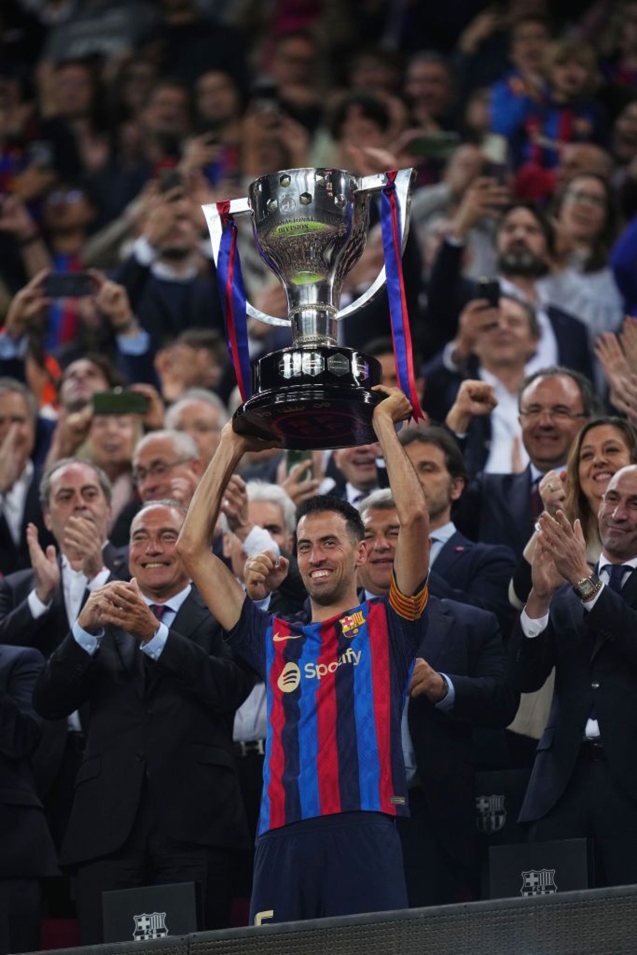 FC Barcelona a primit trofeul de campioană pe Camp Nou. Cele mai frumoase imagini de la sărbătoarea catalanilor_4