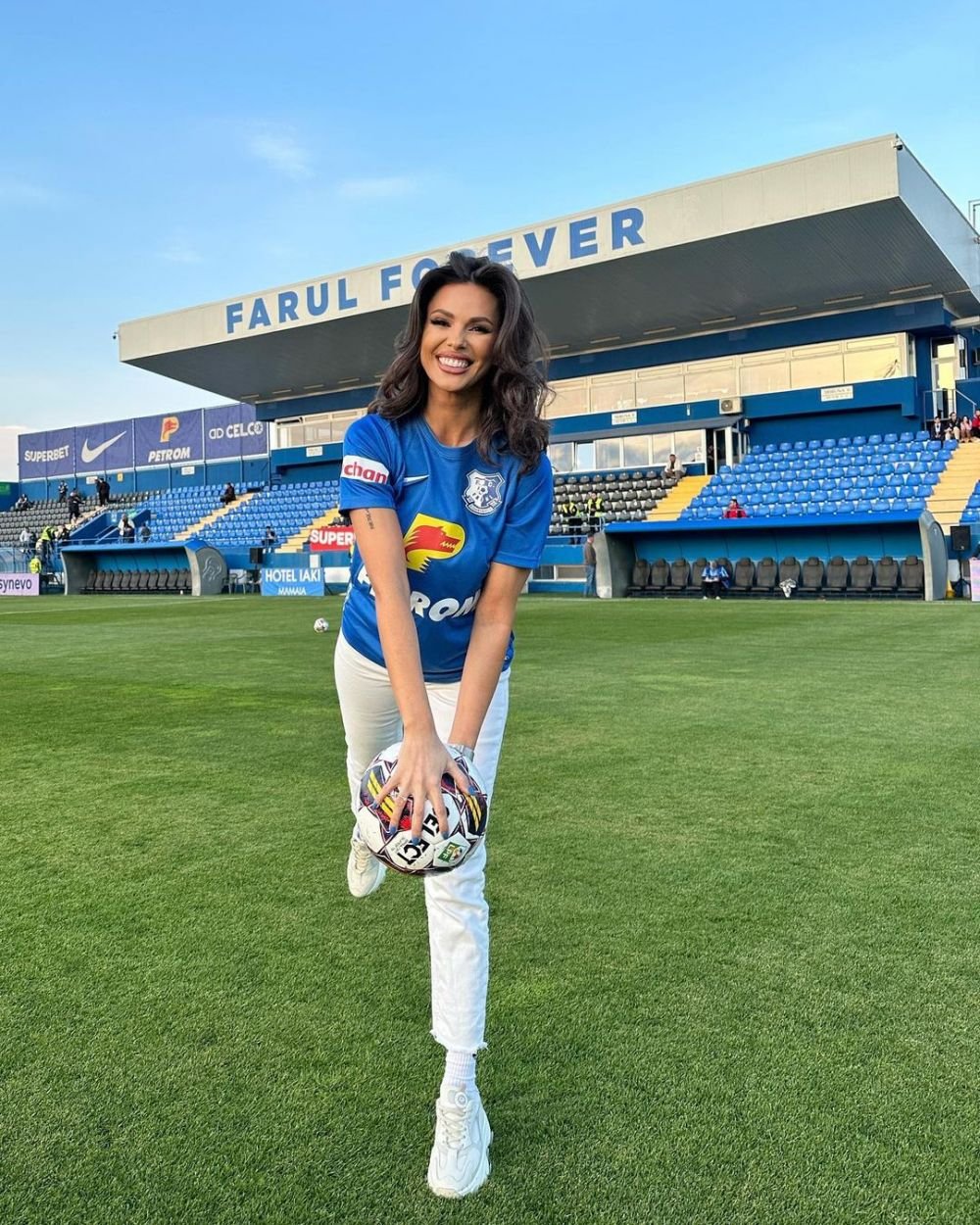 Promite să încingă atmosfera pe stadionul din Ovidiu! „Ivana Knoll de România” strigă mobilizarea înainte de Farul - FCSB_23
